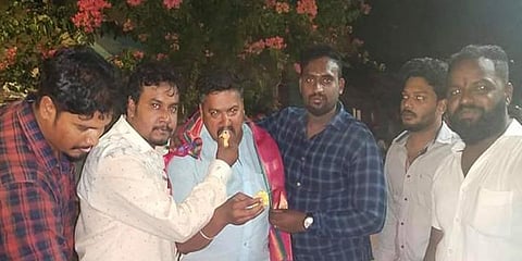 ரவுடியுடன் பிறந்தநாள் கொண்டாடிய உதவி ஆய்வாளரை விசாரிக்க உத்தரவு