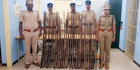 மரத்தடியில் வீசப்பட்ட 27 நாட்டுத் துப்பாக்கிகள் பறிமுதல் - காவல்துறை அதிரடி