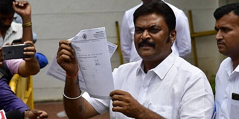 கர்நாடகாவில் காங்கிரஸ் எம்எல்ஏ ராஜினாமா : குமாரசாமி ஆட்சிக்கு சிக்கல்?