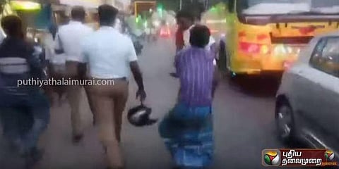 வாகன ஓட்டிக்கும் போக்குவரத்து காவலருக்கும் தள்ளுமுள்ளு : வீடியோ