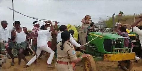 பெண் வனத்துறை அதிகாரி தாக்கப்பட்ட விவகாரம் - தெலங்கானா டிஜிபிக்கு நோட்டீஸ்