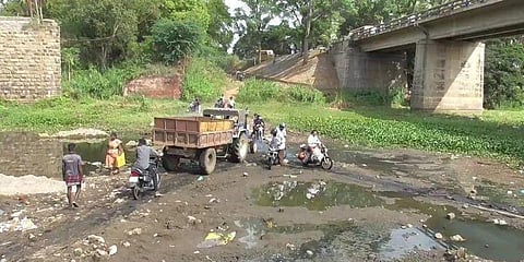பாலம் உடைய போவதாக கிளம்பிய புரளி : ஆற்றுக்குள் இறங்கி சென்ற மக்கள்