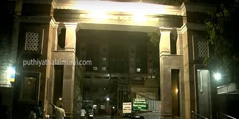 வயதான தம்பதியை தரையில் படுக்கவைத்த அரசு மருத்துவமனை : மதுரையில் அவலம்