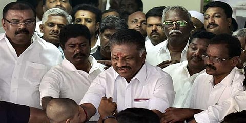 11 எம்எல்ஏக்களை தகுதி நீக்கக் கோரும் வழக்கு இன்று விசாரணை