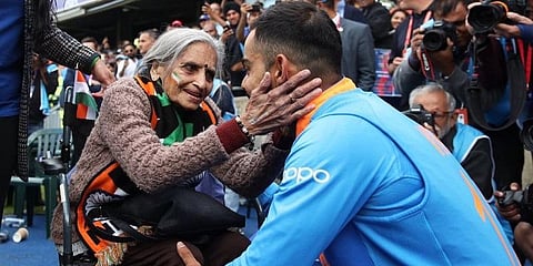 வீரர்களை உற்சாகப்படுத்திய 87 வயது மூதாட்டி - கோலி, ரோகித் ஆசிர்வாதம்