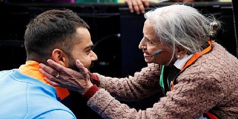 சொன்ன சொல்லை காப்பாற்றிய கோலி ! பாட்டிக்கு டிக்கெட் கொடுத்து அசத்தல்