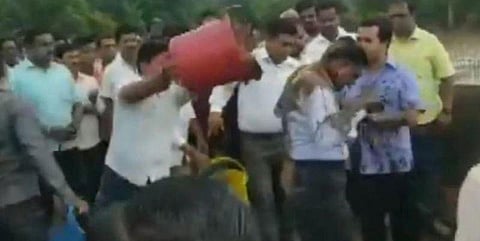 பொறியாளர் மீது சேற்றை இறைத்த காங்கிரஸ் எம்.எல்.ஏ கைது!