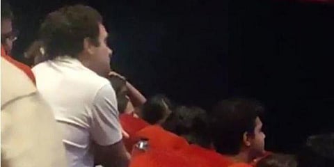 தலைவர் பதவிக்கு பை... பை... : பாப்கார்ன் சாப்பிட்டு படம் பார்த்த ராகுல்