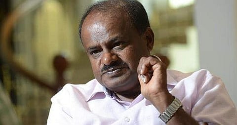 கர்நாடகாவில் 12 எம்எல்ஏக்கள் ராஜினாமா? - வெடித்தது அரசியல் குழப்பம்