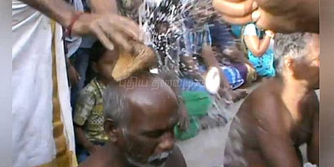 அம்மன் திருவிழா : தலையில் தேங்காய் உடைத்த பக்தர்கள்