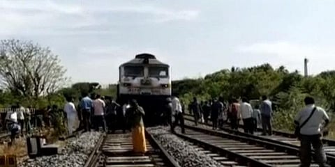 மயிலாடுதுறையில் தடம்புரண்ட ரயில் எஞ்ஜின்