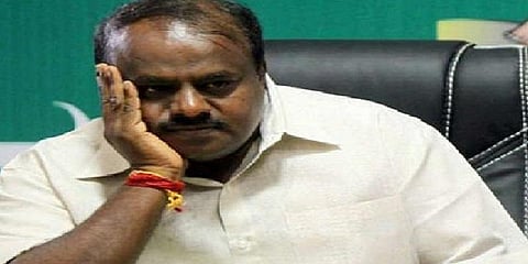 சொகுசு விடுதியில் எம்.எல்.ஏ.க்கள்: உச்சக்கட்ட அரசியல் குழப்பத்தில் கர்நாடகா!