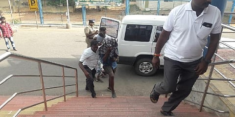 செல்போனுக்காக இளைஞரைத் தாக்கி தண்டவாளத்தில் வீசிய 3பேர் கைது