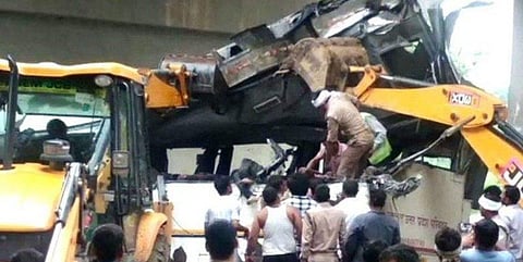 பேருந்து கவிழ்ந்து 29 பேர் உயிரிழப்பு: அதிகாலையில் பரிதாபம்