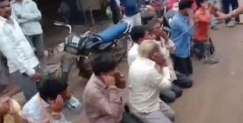 மாட்டு வியாபாரிகளை கட்டி வைத்து கோஷம் போட வைத்த கொடுமை!