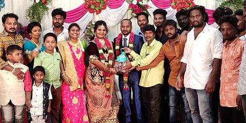 மணமக்களுக்கு பரிசளிக்கப்பட்ட தண்ணீர் கேன்கள் !