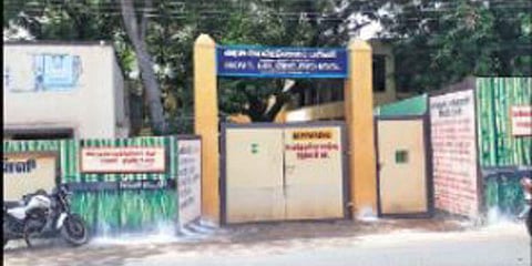 தற்கொலைக்கு முயன்ற ஆசிரியர் காப்பாற்றிய மாணவர்கள் !