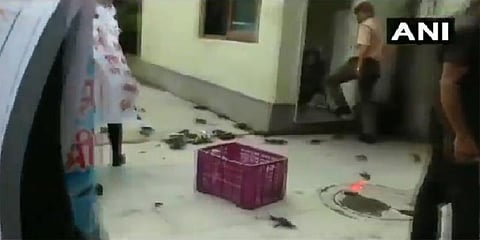 அமைச்சர் வீட்டிற்குள் நண்டுகளை விட்டு நூதனப் போராட்டம்