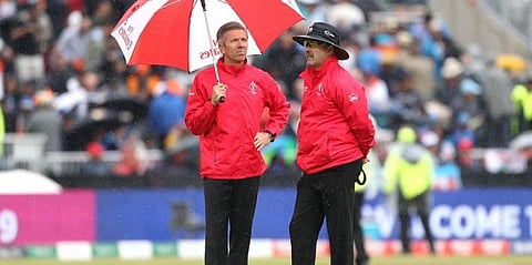 மிரட்டிய மழை.. மீண்டும் நாளைதான் இந்தியா - நியூசிலாந்து போட்டி?