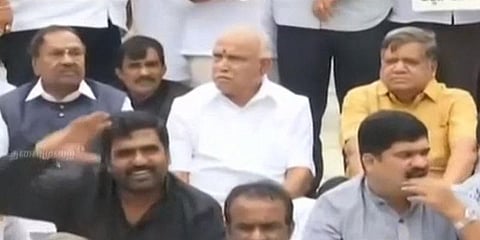 எடியூரப்பா தலைமையில் பாஜக எம்எல்ஏக்கள் தர்ணா போராட்டம்