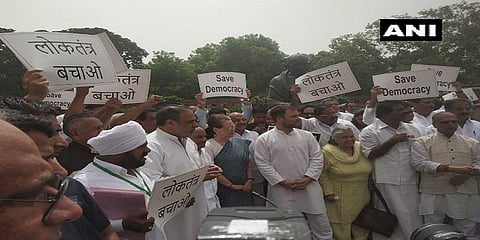 நாடாளுமன்ற வளாகம் முன்பு சோனியா, ராகுல் ஆர்ப்பாட்டம்