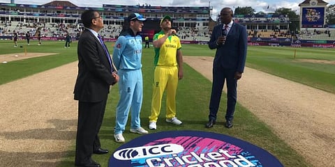 டாஸ் வென்ற ஆஸ்திரேலியா : முதலில் இங்கிலாந்து பவுலிங்