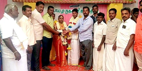 நீர்நிலைகளை தூர்வார நிதி வழங்கிய புதுமண தம்பதி