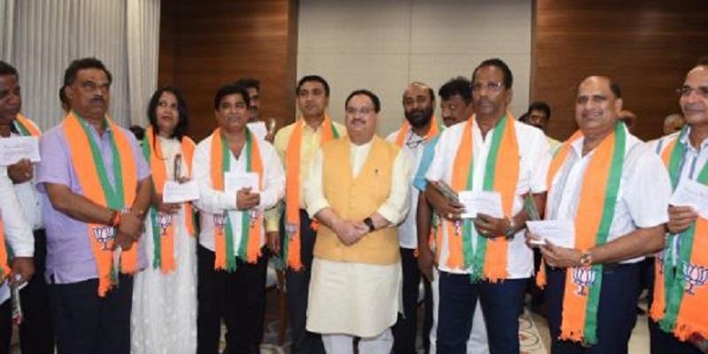 பாஜகவில் இணைந்தனர் 10 காங்கிரஸ் எம்எல்ஏக்கள்