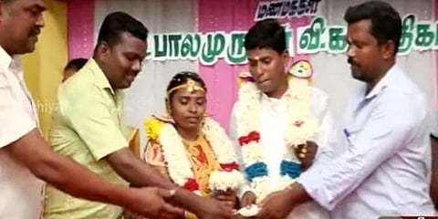 நீர்நிலைகளை தூர்வாரும் இளைஞர்களுக்கு நிதியுதவி அளித்த புதுமணத்தம்பதி