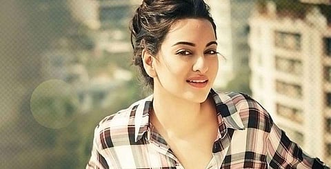 பண மோசடி வழக்கு: நடிகை சோனாக்ஷி வீட்டில் போலீசார் விசாரணை!