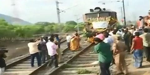 ஜோலார்பேட்டையில் இருந்து சென்னை வந்தது குடிநீர் ரயில்