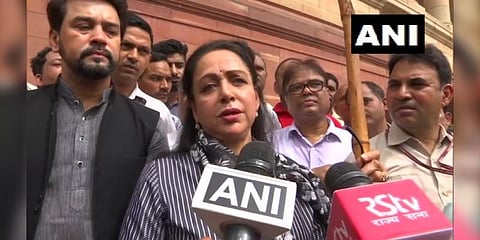 நாடாளுமன்ற வளாகத்தைச் சுத்தம் செய்த ஹேமமாலினி எம்.பி!