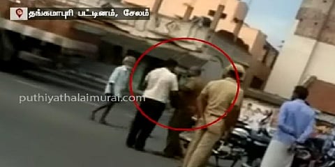 போதையில் இருந்த இளைஞரை நடுரோட்டில் வைத்து அடித்த ஆய்வாளர் - வீடியோ