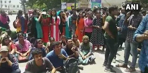 மாணவர் மீது கத்திக்குத்து : கேரள தலைமைச் செயலகம் முற்றுகை