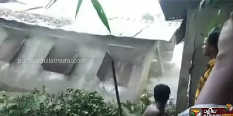 அசாம் வெள்ளத்தில் அடித்துச்செல்லப்பட்ட பள்ளிக்கூடம்: வீடியோ!