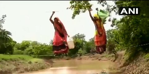 ஆபத்தான முறையில் ஆற்றை கடக்கும் மக்கள்.. வீடியோ..!