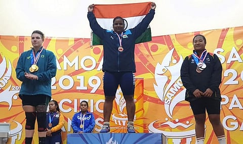 காமன்வெல்த் பளுதூக்குதலில் தங்கம் வென்ற தமிழக பெண் எஸ்.ஐ.. கிராமமே கொண்டாட்டம்..!