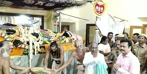 காஞ்சிபுரத்தில் அத்திவரதரை தரிசித்தார் இளையராஜா