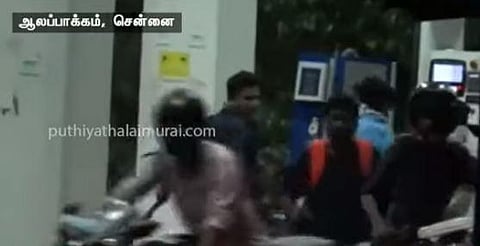 அரிவாள், கத்தியுடன் பெட்ரோல் பங்க்கில் தாக்குதலில் ஈடுபட்ட கும்பல்.. அதிரவைக்கும் சிசிடிவி காட்சிகள்..!