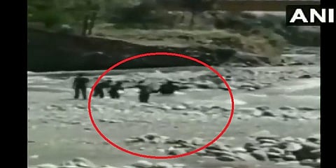 ஆற்றில் அடித்துச் செல்லப்பட்ட சிறுமியை காப்பாற்றிய சிஆர்பிஎஃப் வீரர்கள்