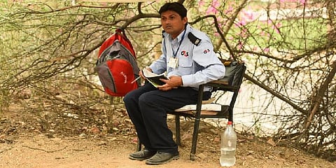 ஜவஹர்லால் நேரு பல்கலைக்கழக தேர்வில் தேர்ச்சி பெற்ற செக்யூரிட்டி