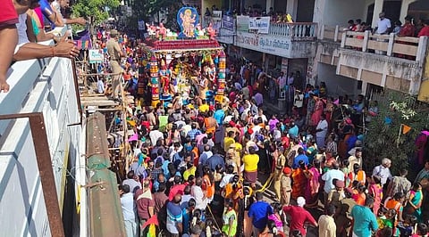 காரைக்கால் கோயிலில் மாங்கனிகளை வீசி பக்தர்கள் நேர்த்திக் கடன்