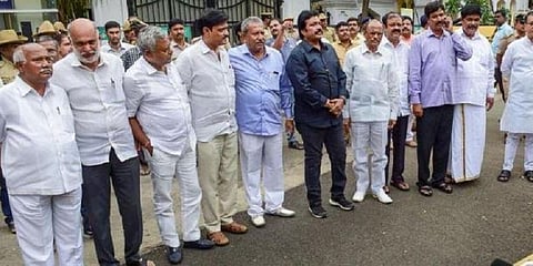 கர்நாடக சபாநாயகருக்கு எதிரான வழக்கு : உச்சநீதிமன்றத்தில் நாளை தீர்ப்பு