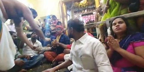 ஜனாதிபதி போல அத்தி வரதரை தரிசித்த ‘பிரபல ரவுடி’ - வி.வி.ஐ.பி பாஸ் கிடைத்து எப்படி ?