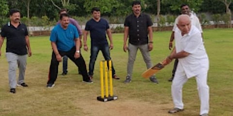 எம்.எல்.ஏக்களுடன் கிரிக்கெட் விளையாடிய எடியூரப்பா - வைரலாகும் புகைப்படம்