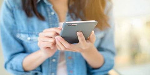 மகளை ஏமாற்றிய காதலனை அரிவாளால் வெட்டிய தந்தை - ஃபேஸ்புக் விபரீதம்