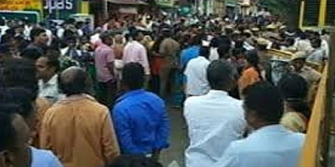 காவல்துறையினர் அர்ச்சகர்களுக்கிடையே வாக்குவாதம் - 20 நிமிடம் நிறுத்தப்பட்ட ‘அத்தி வரதர்’ தரிசனம்