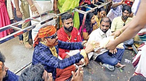 அத்திவரதரை காண ரவுடி வரிச்சியூர் செல்வத்திற்கு விஐபி தரிசனம்... உதவியது யார்?