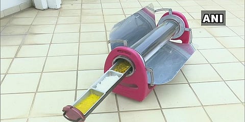 புதுச்சேரியில் சோலார் குக்கரில் உணவு சமைக்கும் குடும்பம்!