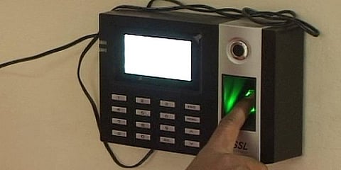 'அரசுப் பள்ளி பயோமெட்ரிக்கில் தமிழ் இல்லை' - புதிய சர்ச்சை